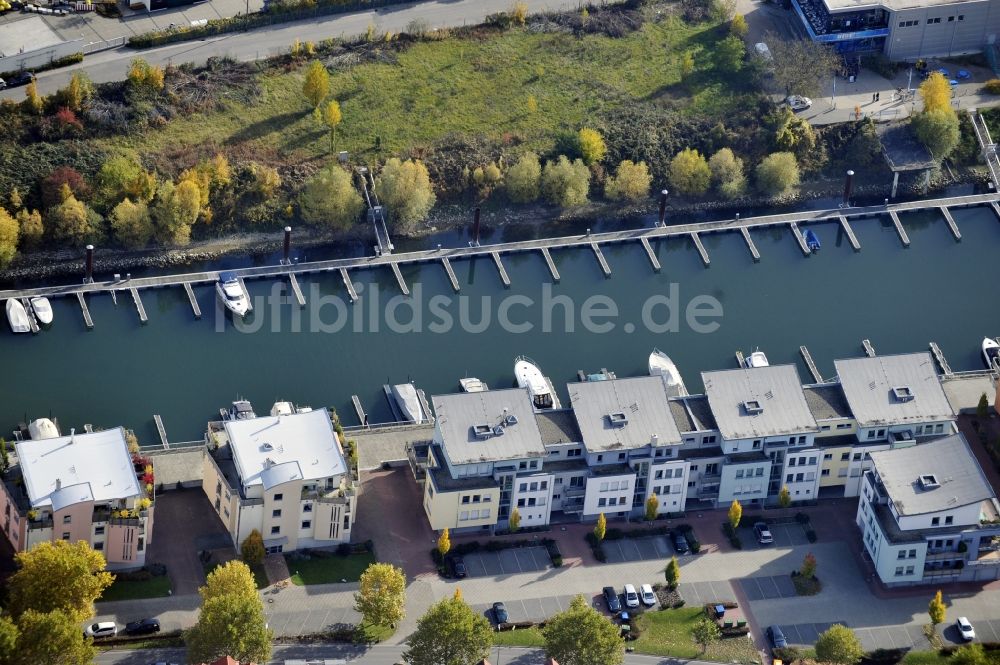 Speyer aus der Vogelperspektive: Wohnbebauung an der Hafenstraße gegenüber des Yachthafen mit Sportboot- Anlegestellen und Bootsliegeplätzen am Uferbereich des alten Hafen am Rhein in Speyer im Bundesland Rheinland-Pfalz, Deutschland