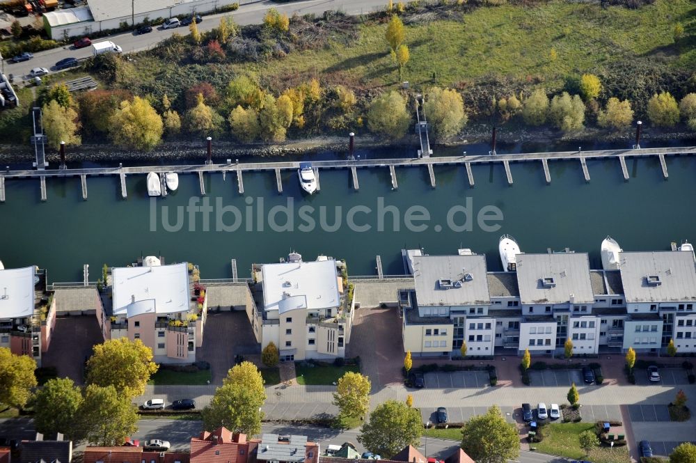 Luftbild Speyer - Wohnbebauung an der Hafenstraße gegenüber des Yachthafen mit Sportboot- Anlegestellen und Bootsliegeplätzen am Uferbereich des alten Hafen am Rhein in Speyer im Bundesland Rheinland-Pfalz, Deutschland