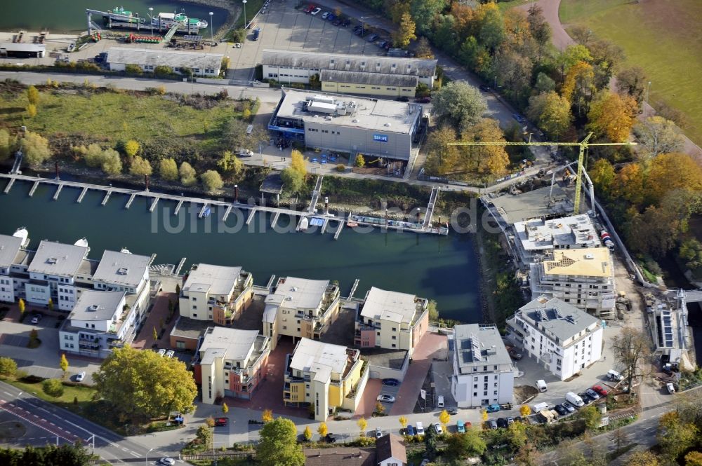 Speyer von oben - Wohnbebauung an der Hafenstraße gegenüber des Yachthafen mit Sportboot- Anlegestellen und Bootsliegeplätzen am Uferbereich des alten Hafen am Rhein in Speyer im Bundesland Rheinland-Pfalz, Deutschland