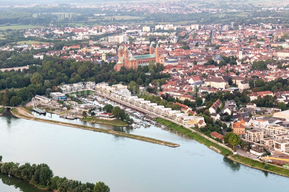 Luftaufnahme Speyer - Wohnbebauung an der Hafenstraße gegenüber des Yachthafen mit Sportboot- Anlegestellen und Bootsliegeplätzen am Uferbereich des alten Hafen am Rhein in Speyer im Bundesland Rheinland-Pfalz, Deutschland