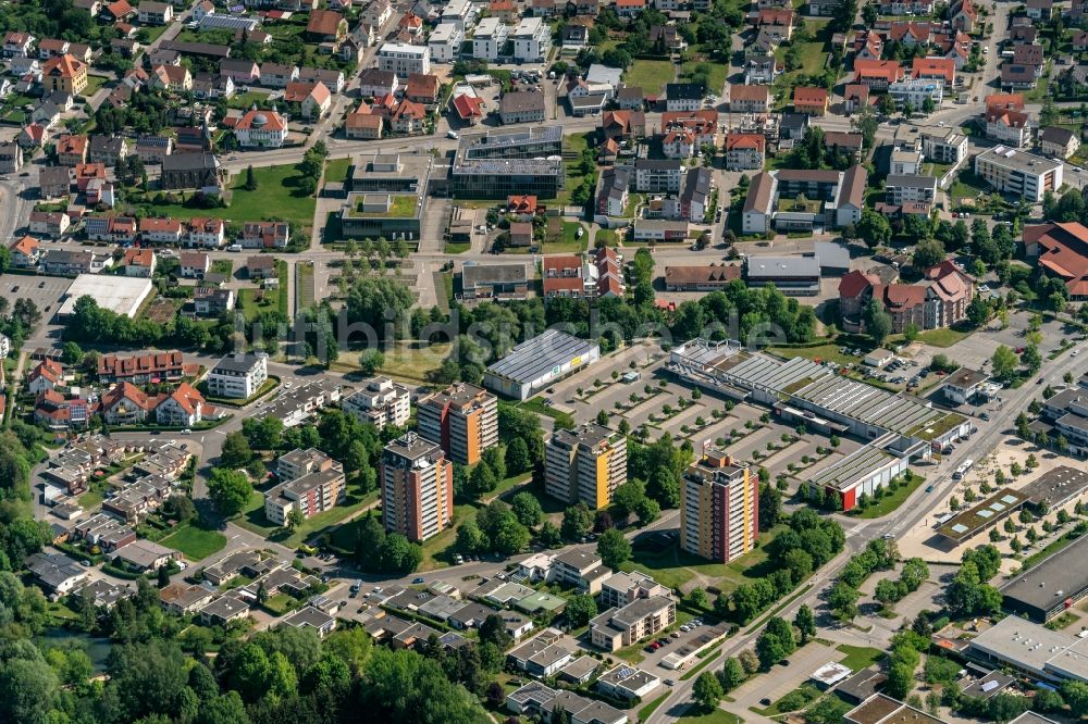 Spaichingen von oben - Wohnbebauung und Verkaufcenter an der Sallancher Strasse in Spaichingen im Bundesland Baden-Württemberg, Deutschland