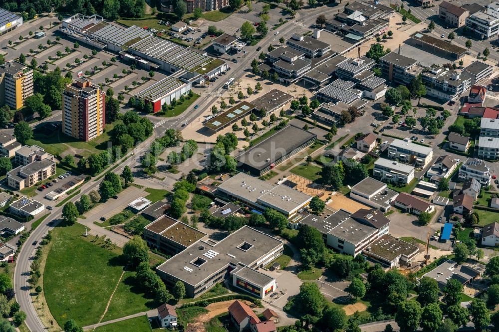 Spaichingen aus der Vogelperspektive: Wohnbebauung und Verkaufcenter an der Sallancher Strasse in Spaichingen im Bundesland Baden-Württemberg, Deutschland