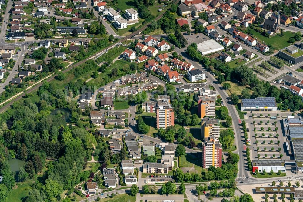 Luftaufnahme Spaichingen - Wohnbebauung und Verkaufcenter an der Sallancher Strasse in Spaichingen im Bundesland Baden-Württemberg, Deutschland