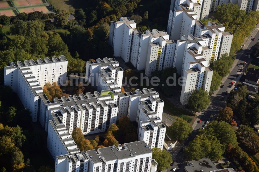 Luftaufnahme Berlin - Wohnblöcke in der Großwohnsiedlung Märkisches Viertel in Berlin