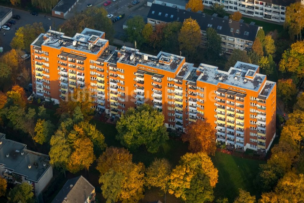 Gladbeck aus der Vogelperspektive: Wohnblock Brunnenstraße im herbstlichen Stadtteil Zweckel in Gladbeck im Bundesland Nordrhein-Westfalen