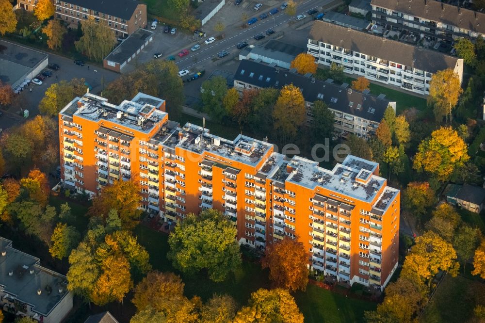 Luftbild Gladbeck - Wohnblock Brunnenstraße im herbstlichen Stadtteil Zweckel in Gladbeck im Bundesland Nordrhein-Westfalen