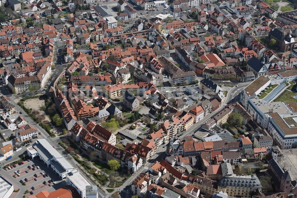 Worms von oben - Wohnblock mit dem Gebäude der Synagoge in Worms im Bundesland Rheinland-Pfalz