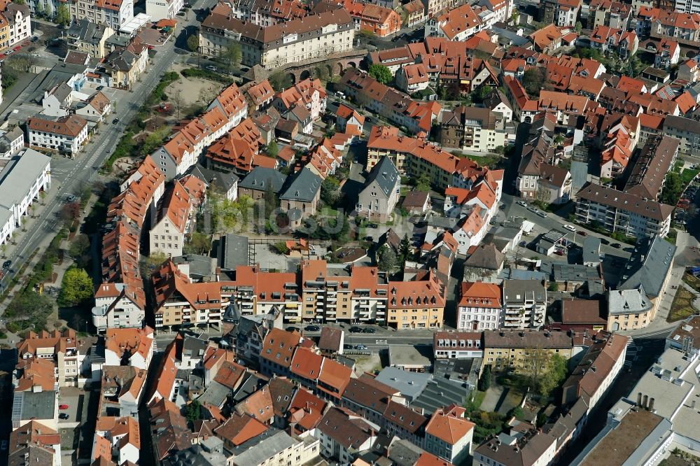 Worms aus der Vogelperspektive: Wohnblock mit dem Gebäude der Synagoge in Worms im Bundesland Rheinland-Pfalz