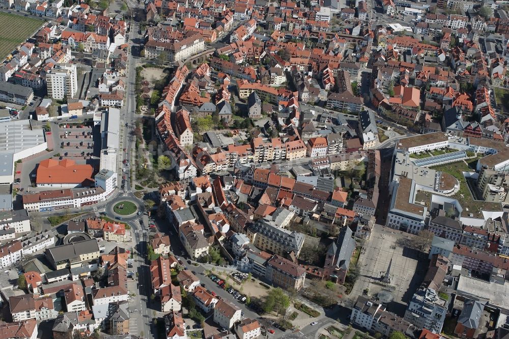 Worms von oben - Wohnblock mit dem Gebäude der Synagoge in Worms im Bundesland Rheinland-Pfalz