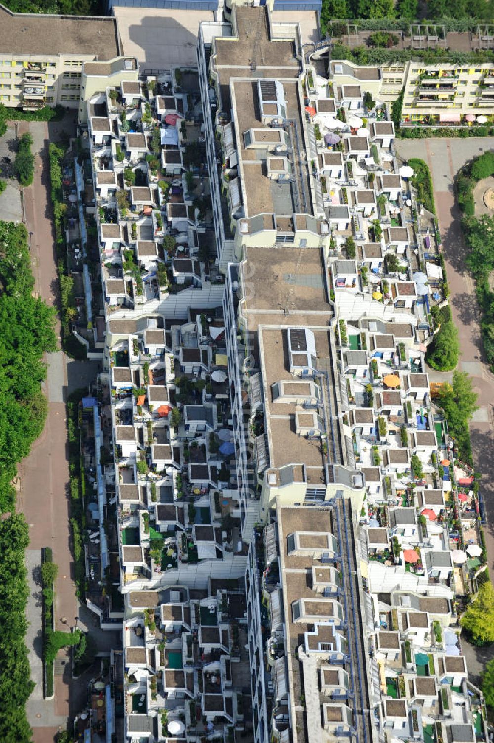 Berlin aus der Vogelperspektive: Wohneubau / Autobahnüberbauung Schlangenbader Straße Berlin-Wilmersdorf