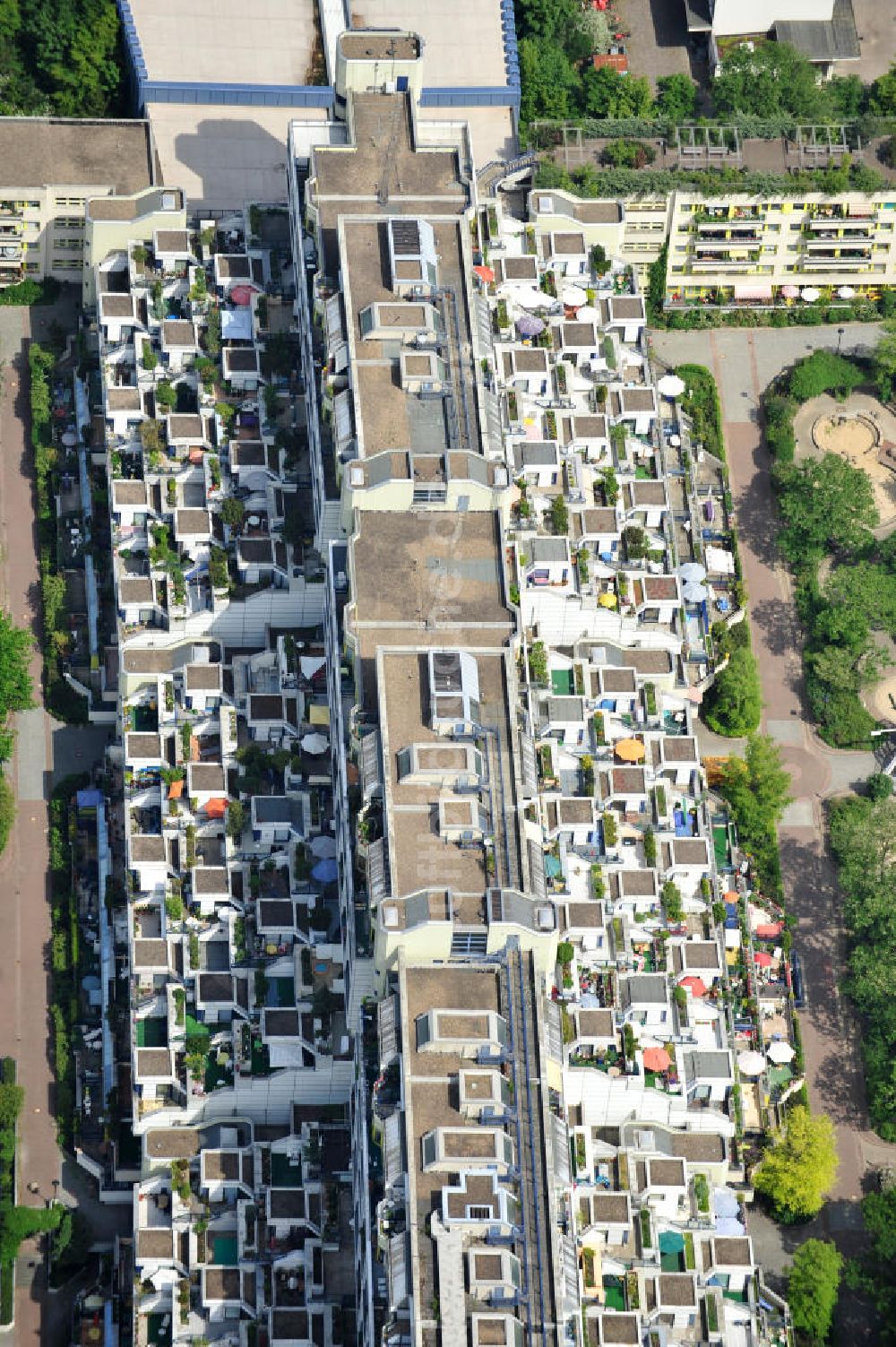 Luftbild Berlin - Wohneubau / Autobahnüberbauung Schlangenbader Straße Berlin-Wilmersdorf