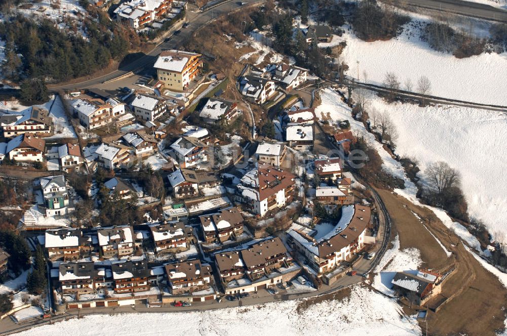 Voels von oben - Wohngebiet am Bachtröglweg (Via Bachtrogl) in Voels am Schlern (Fiè Allo Sciliar) in Italien