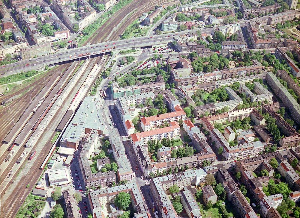 Berlin - Lichtenberg von oben - Wohngebiet am S-Bahnhof Berlin - Lichtenberg.