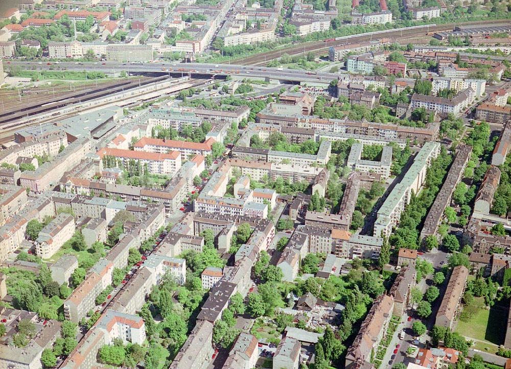 Berlin - Lichtenberg aus der Vogelperspektive: Wohngebiet am S-Bahnhof Berlin - Lichtenberg.