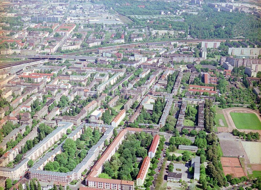 Luftaufnahme Berlin - Lichtenberg - Wohngebiet am S-Bahnhof Berlin - Lichtenberg.