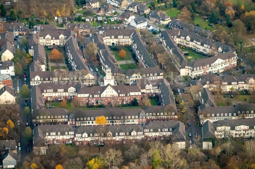 Luftaufnahme Duisburg - Wohngebiet der Beamtensiedlung Rosenbergstraße im Ortsteil Hüttenheim in Duisburg im Bundesland Nordrhein-Westfalen