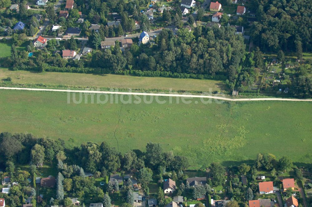 Luftaufnahme Berlin - Wohngebiet Berlin-Buch nördlich der Autobahn A10 / E55