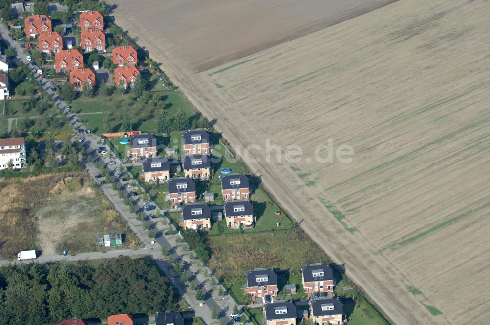 Luftbild Berlin - Wohngebiet Berlin-Karow südlich der Autobahn A10 / E65