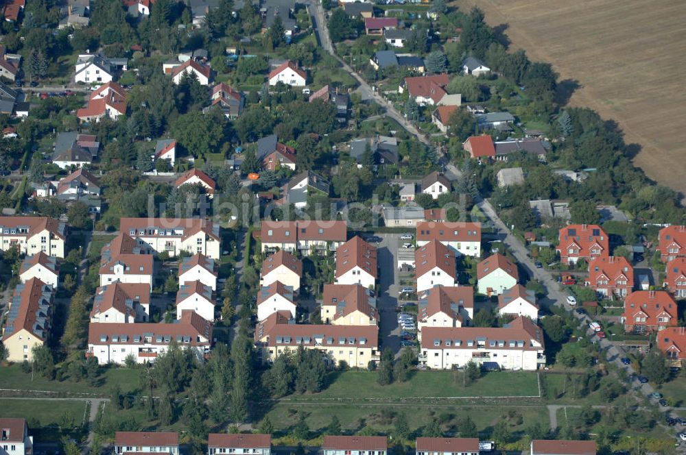 Berlin aus der Vogelperspektive: Wohngebiet Berlin-Karow südlich der Autobahn A10 / E65