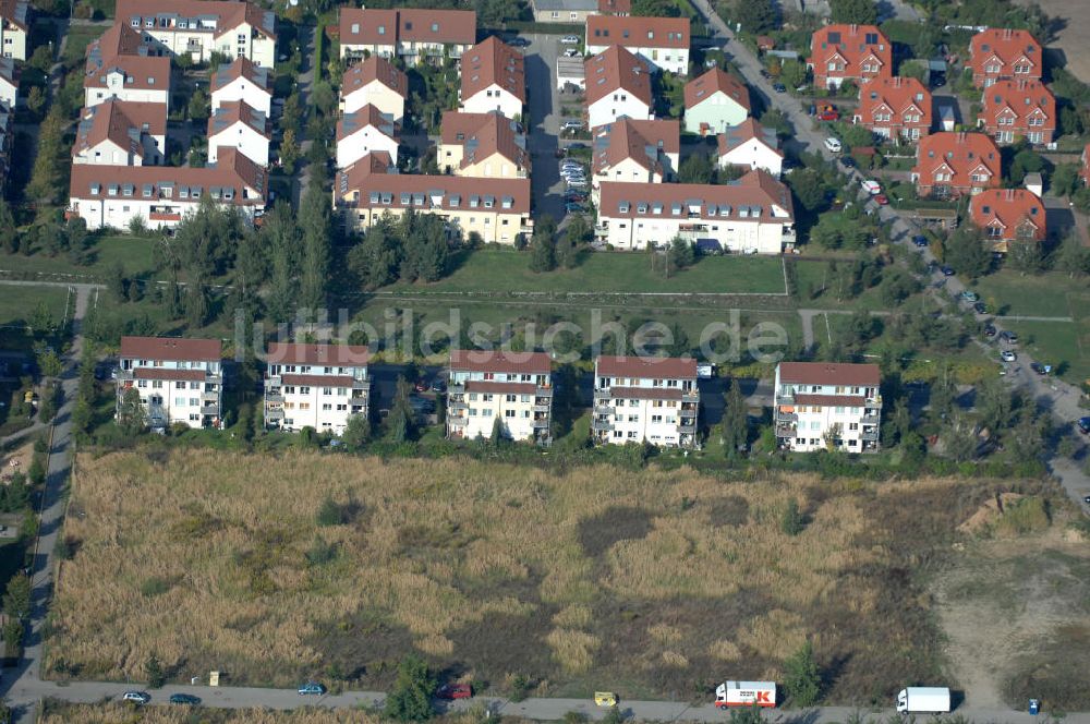 Luftbild Berlin - Wohngebiet Berlin-Karow südlich der Autobahn A10 / E65