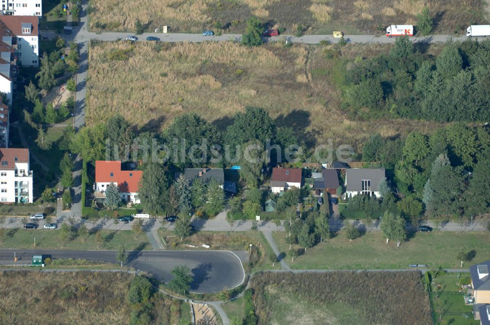 Luftaufnahme Berlin - Wohngebiet Berlin-Karow südlich der Autobahn A10 / E65