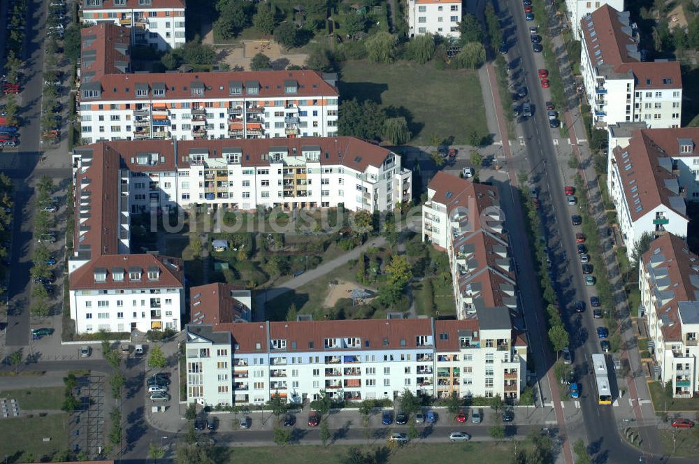 Berlin von oben - Wohngebiet Berlin-Karow südlich der Autobahn A10 / E65