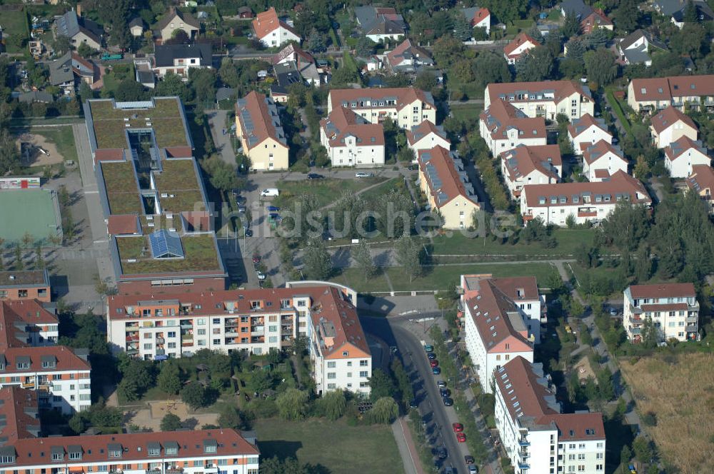 Luftbild Berlin - Wohngebiet Berlin-Karow südlich der Autobahn A10 / E65