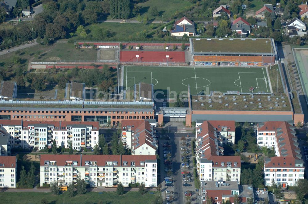 Berlin von oben - Wohngebiet Berlin-Karow südlich der Autobahn A10 / E65