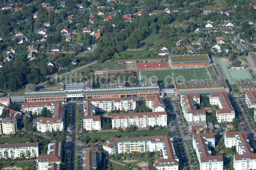 Berlin aus der Vogelperspektive: Wohngebiet Berlin-Karow südlich der Autobahn A10 / E65