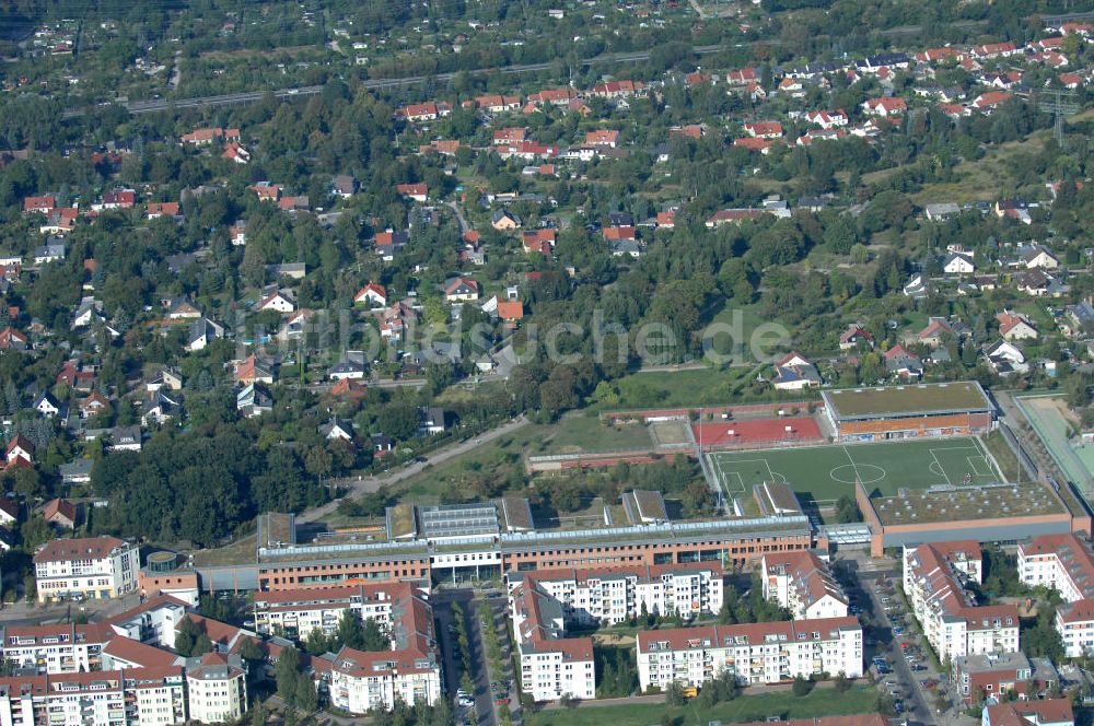 Luftaufnahme Berlin - Wohngebiet Berlin-Karow südlich der Autobahn A10 / E65