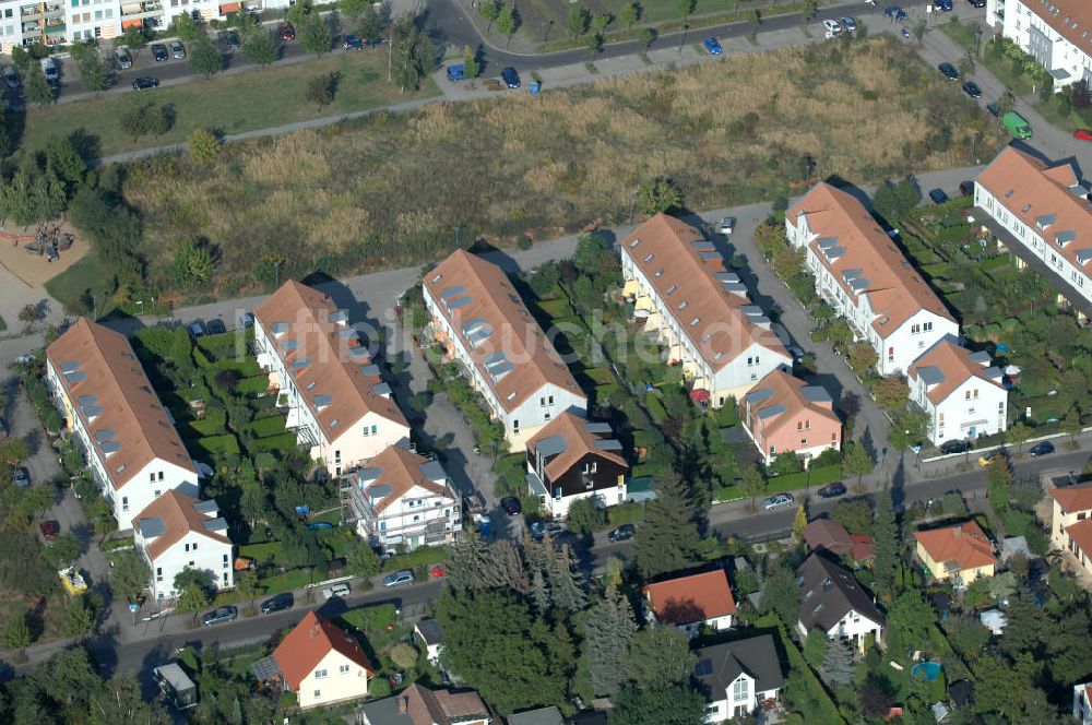 Berlin von oben - Wohngebiet Berlin-Karow südlich der Autobahn A10 / E65