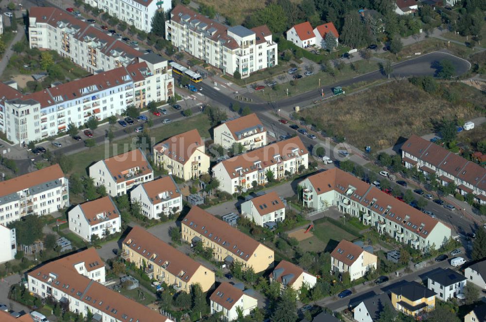 Luftbild Berlin - Wohngebiet Berlin-Karow südlich der Autobahn A10 / E65