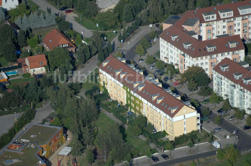 Luftaufnahme Berlin - Wohngebiet Berlin-Karow südlich der Autobahn A10 / E65