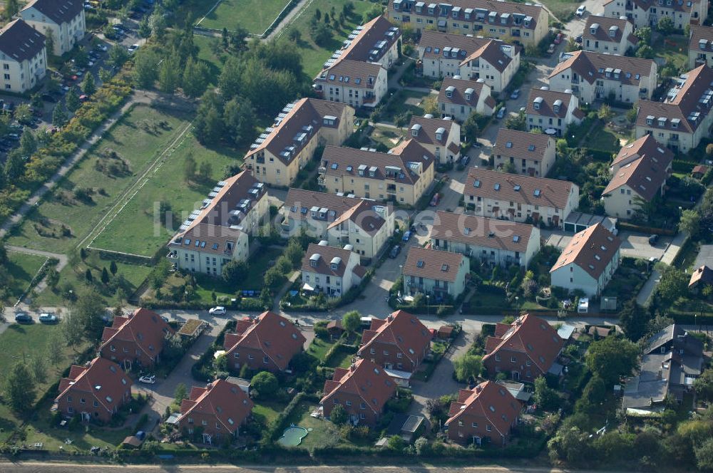 Berlin von oben - Wohngebiet Berlin-Karow südlich der Autobahn A10 / E65