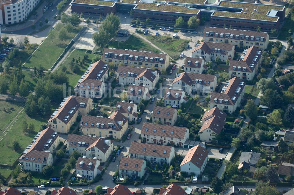 Berlin aus der Vogelperspektive: Wohngebiet Berlin-Karow südlich der Autobahn A10 / E65