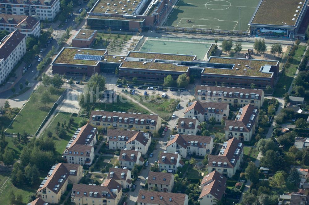 Luftbild Berlin - Wohngebiet Berlin-Karow südlich der Autobahn A10 / E65