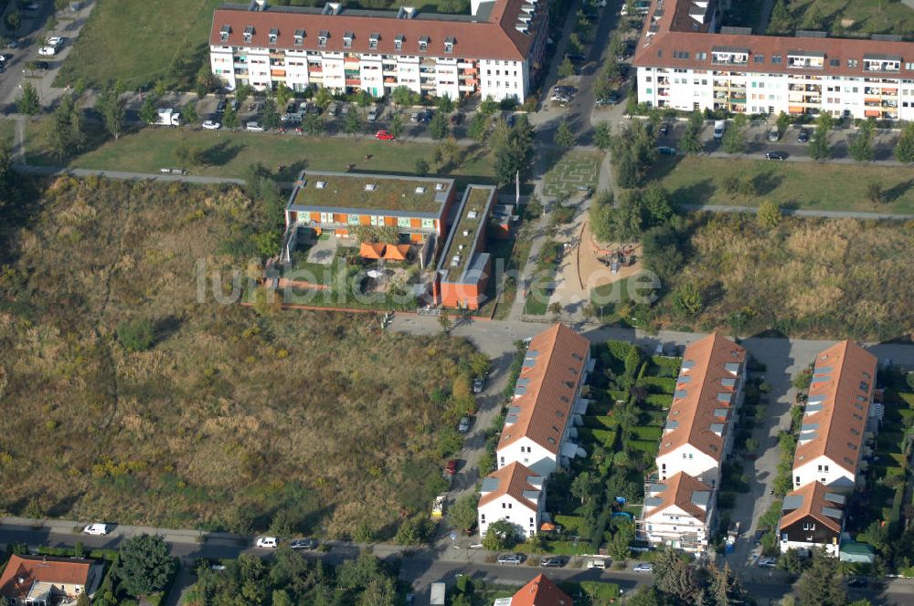 Luftbild Berlin - Wohngebiet Berlin-Karow südlich der Autobahn A10 / E65