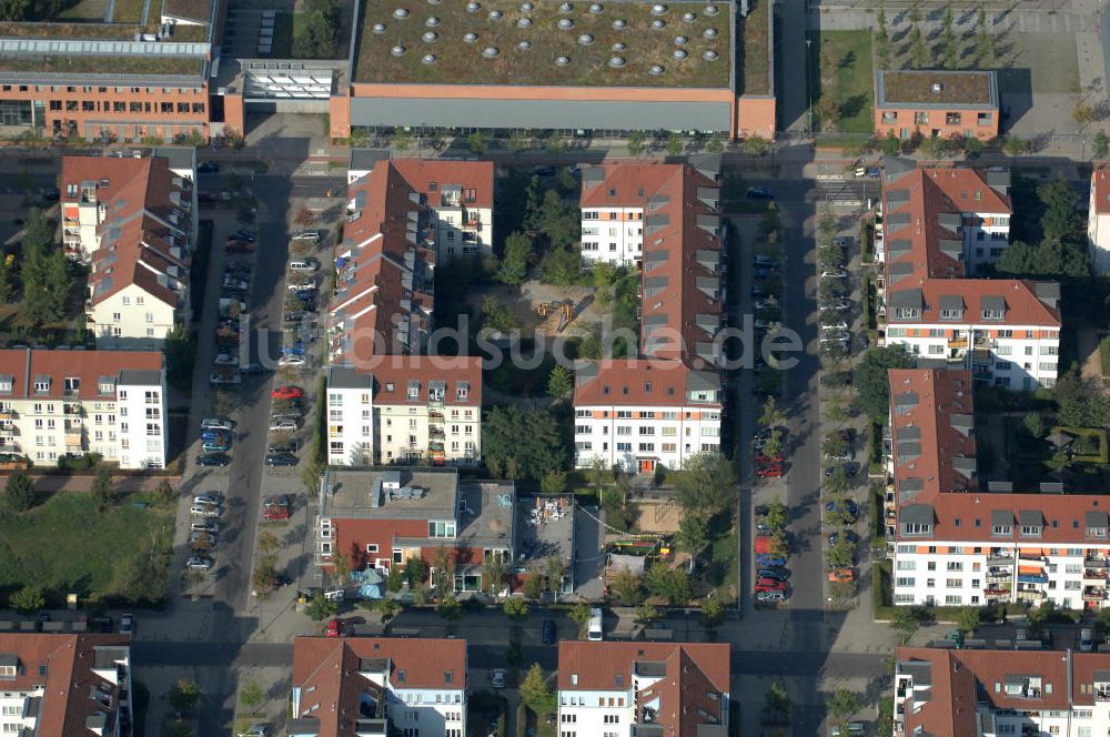 Berlin von oben - Wohngebiet Berlin-Karow südlich der Autobahn A10 / E65