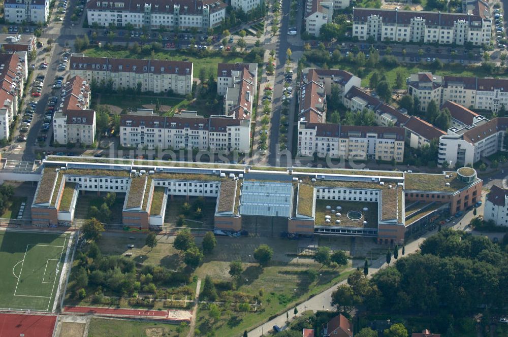 Luftaufnahme Berlin - Wohngebiet Berlin-Karow südlich der Autobahn A10 / E65