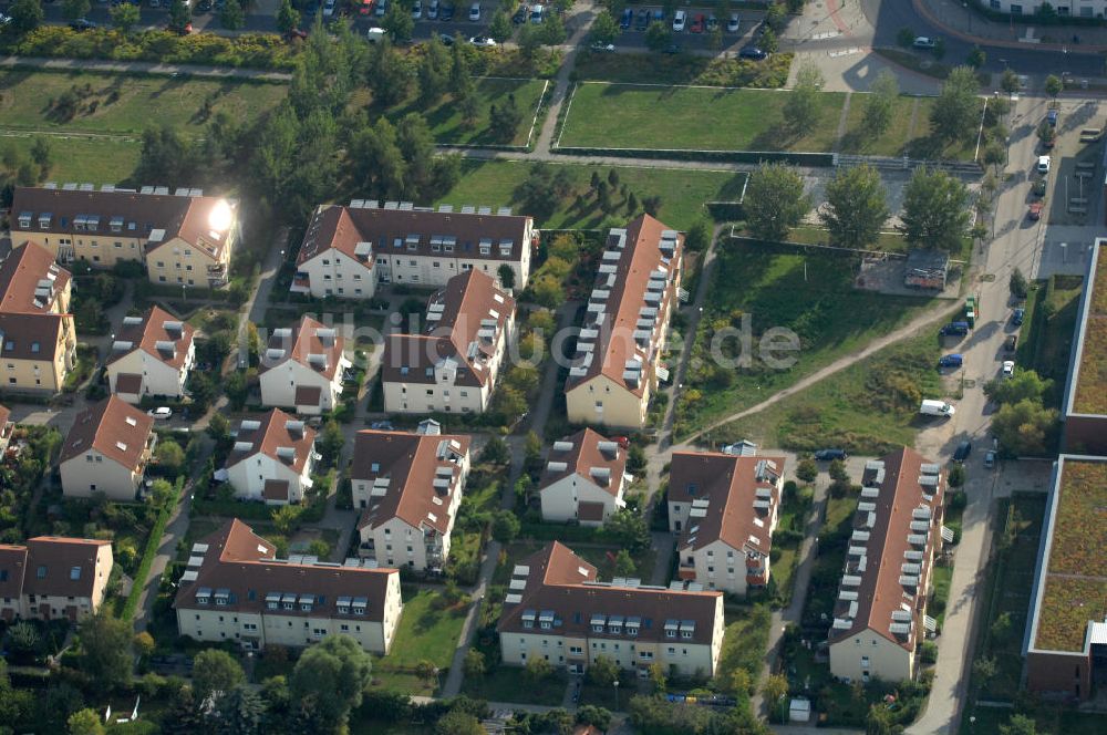 Berlin aus der Vogelperspektive: Wohngebiet Berlin-Karow südlich der Autobahn A10 / E65