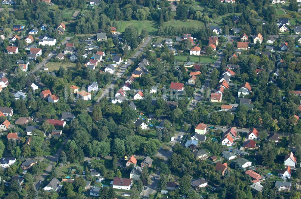 Berlin aus der Vogelperspektive: Wohngebiet Berlin-Karow südlich der Autobahn A10 / E65