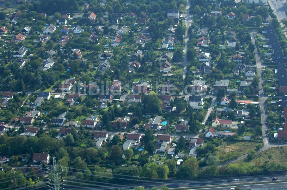 Berlin aus der Vogelperspektive: Wohngebiet Berlin Karow südlich der A10 / E65