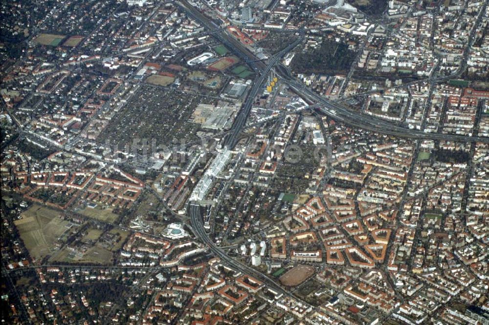 Berlin - WILMERSDORF aus der Vogelperspektive: Wohngebiet an der Berliner Stadtautobahn in Wilmersdorf mit dem Gelände des alten Ringteilchenbeschleunigers an der Schlangenbaderstraße