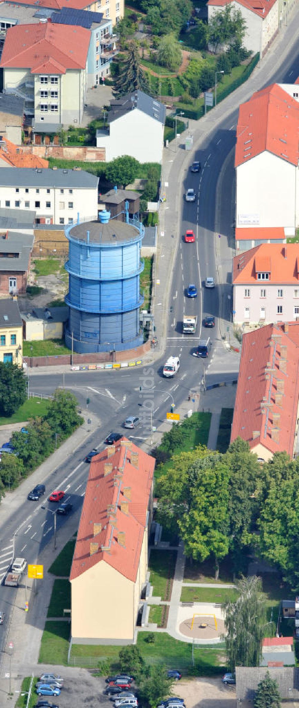 Luftaufnahme Bernau - Wohngebiet am Bernauer Wahrzeichen, dem blauen Gasspeicher