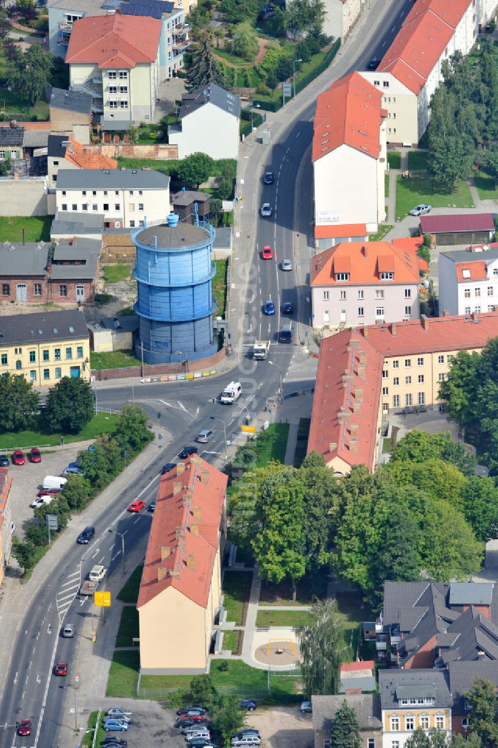 Bernau von oben - Wohngebiet am Bernauer Wahrzeichen, dem blauen Gasspeicher