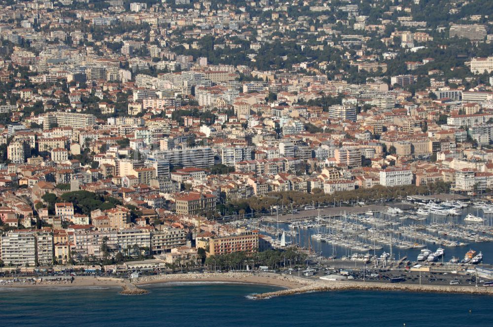 Cannes aus der Vogelperspektive: Wohngebiet in Cannes und der Hafen am Quai Saint-Pierre