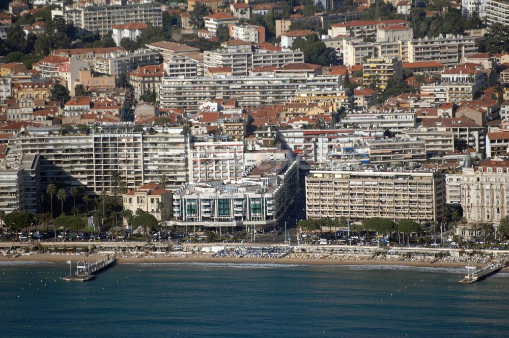 Cannes von oben - Wohngebiet in Cannes und das Hilton Cannes Hotel