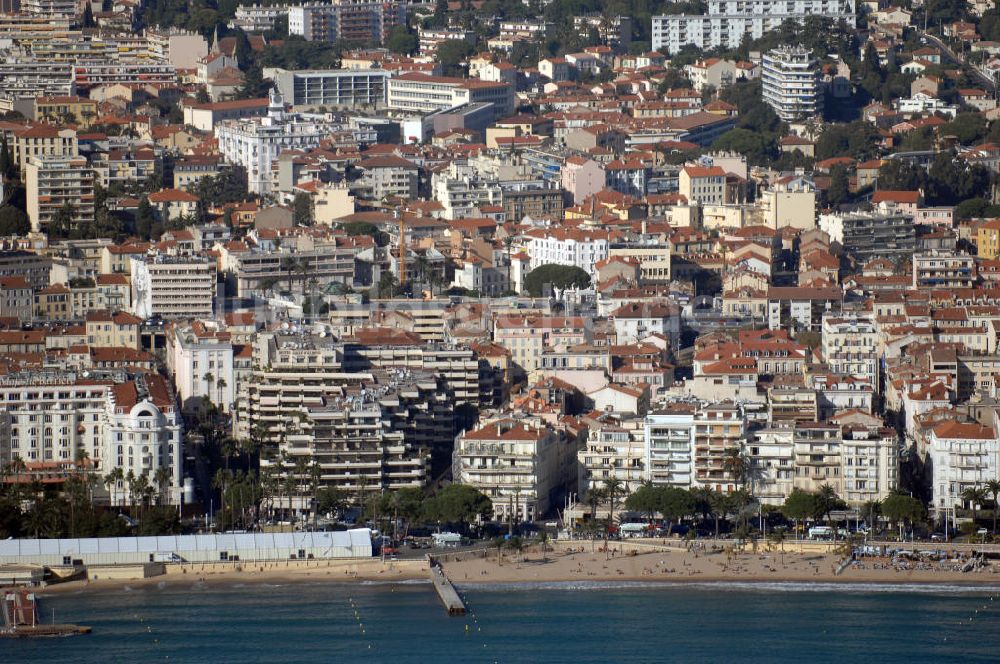 Cannes aus der Vogelperspektive: Wohngebiet in Cannes und das Hotel Majestic Cannes Barrière