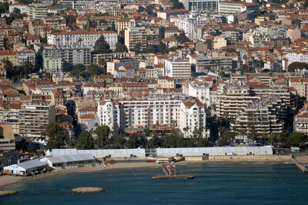 Luftbild Cannes - Wohngebiet in Cannes und das Hotel Majestic Cannes Barrière