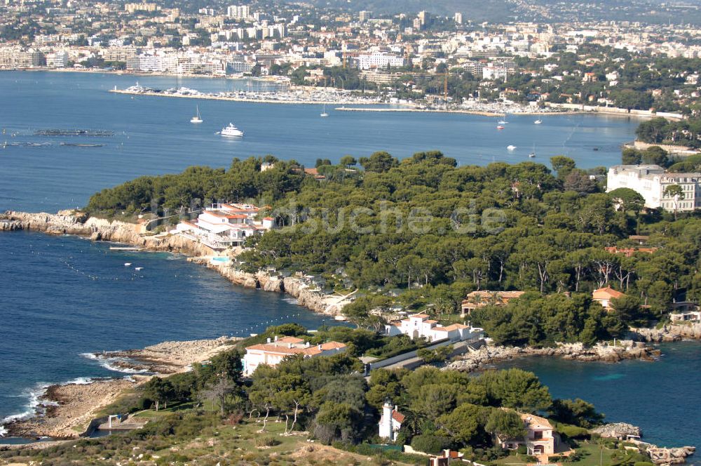 Luftaufnahme Antibes - Wohngebiet am Cap d' Antibes und der Stadtteil Juan-les-Pins von Antibes